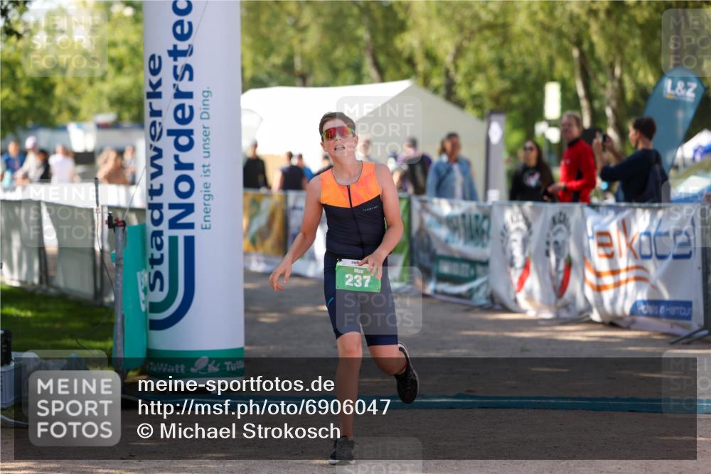 01.09.2024 - 17. Tribühne Triathlon Michael Strokosch http://msf.ph/oto/6906047 01.09.2024 11:10:03 Ziel 237 meine-sportfotos.de