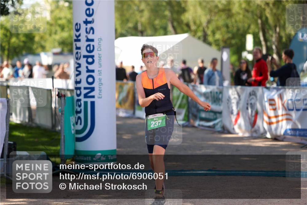 01.09.2024 - 17. Tribühne Triathlon Michael Strokosch http://msf.ph/oto/6906051 01.09.2024 11:10:03 Ziel 237 meine-sportfotos.de