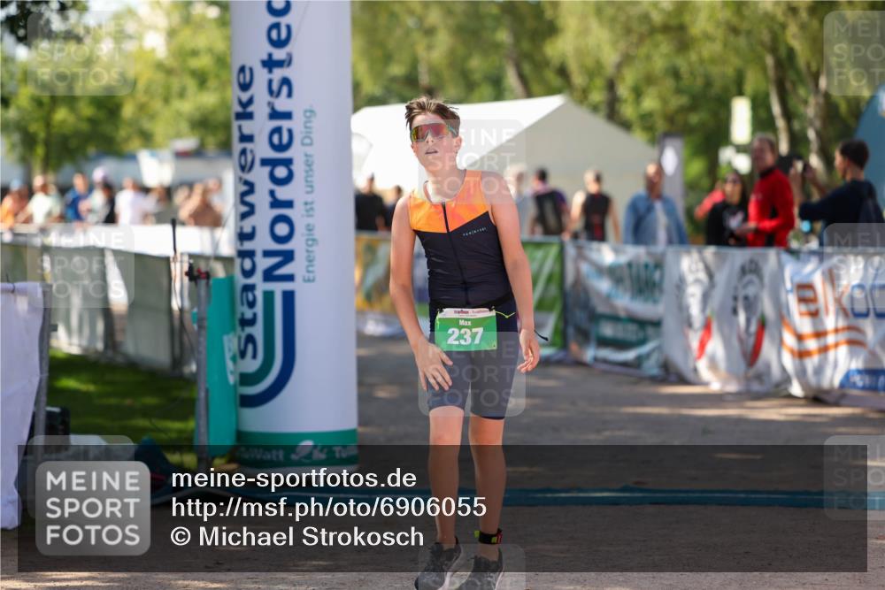 01.09.2024 - 17. Tribühne Triathlon Michael Strokosch http://msf.ph/oto/6906055 01.09.2024 11:10:04 Ziel 237 meine-sportfotos.de