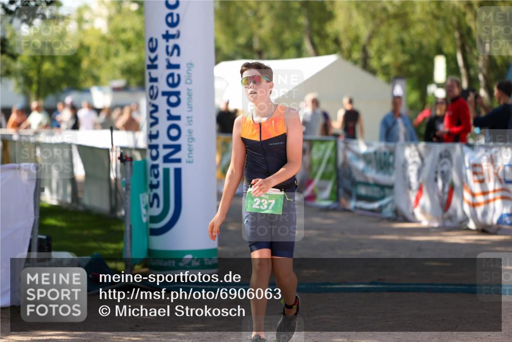 01.09.2024 - 17. Tribühne Triathlon Michael Strokosch http://msf.ph/oto/6906063 01.09.2024 11:10:04 Ziel 237 meine-sportfotos.de