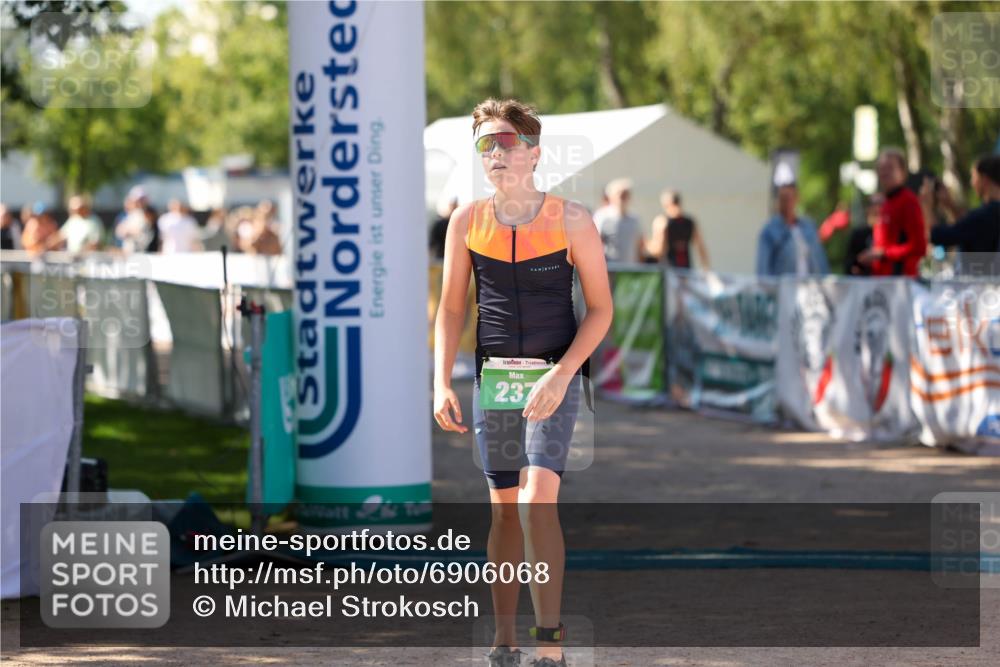 01.09.2024 - 17. Tribühne Triathlon Michael Strokosch http://msf.ph/oto/6906068 01.09.2024 11:10:04 Ziel 237 meine-sportfotos.de