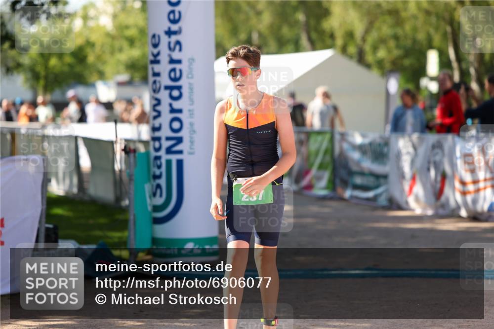 01.09.2024 - 17. Tribühne Triathlon Michael Strokosch http://msf.ph/oto/6906077 01.09.2024 11:10:05 Ziel 237 meine-sportfotos.de