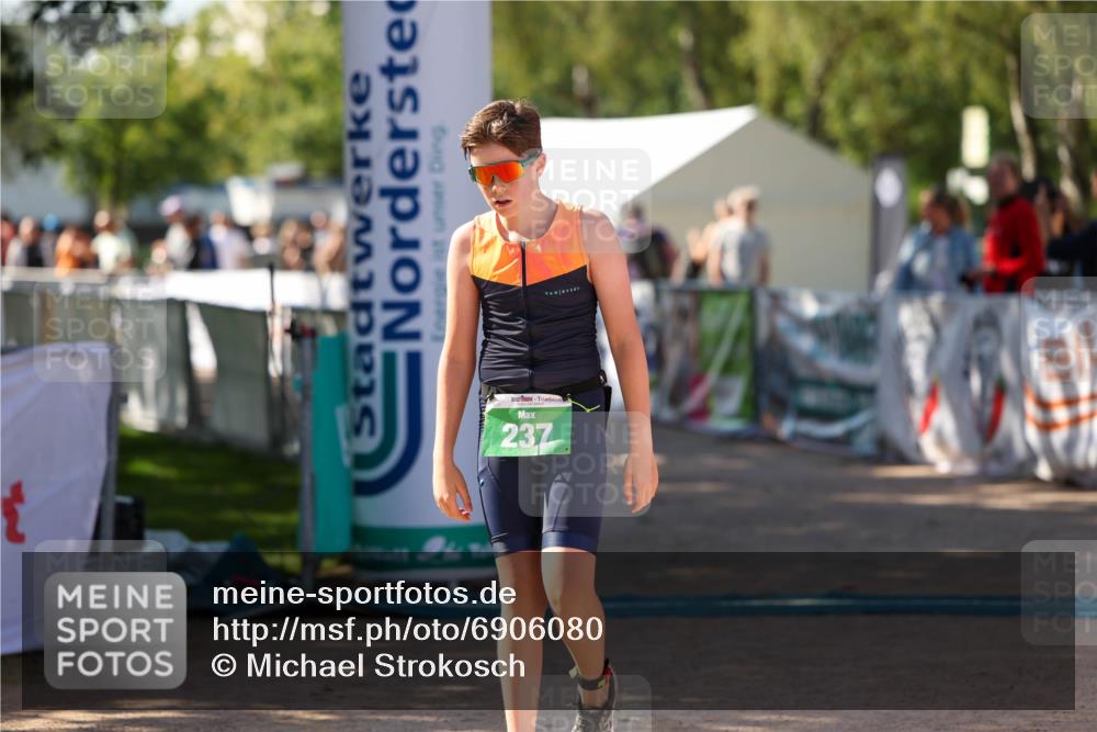 01.09.2024 - 17. Tribühne Triathlon Michael Strokosch http://msf.ph/oto/6906080 01.09.2024 11:10:05 Ziel 237 meine-sportfotos.de
