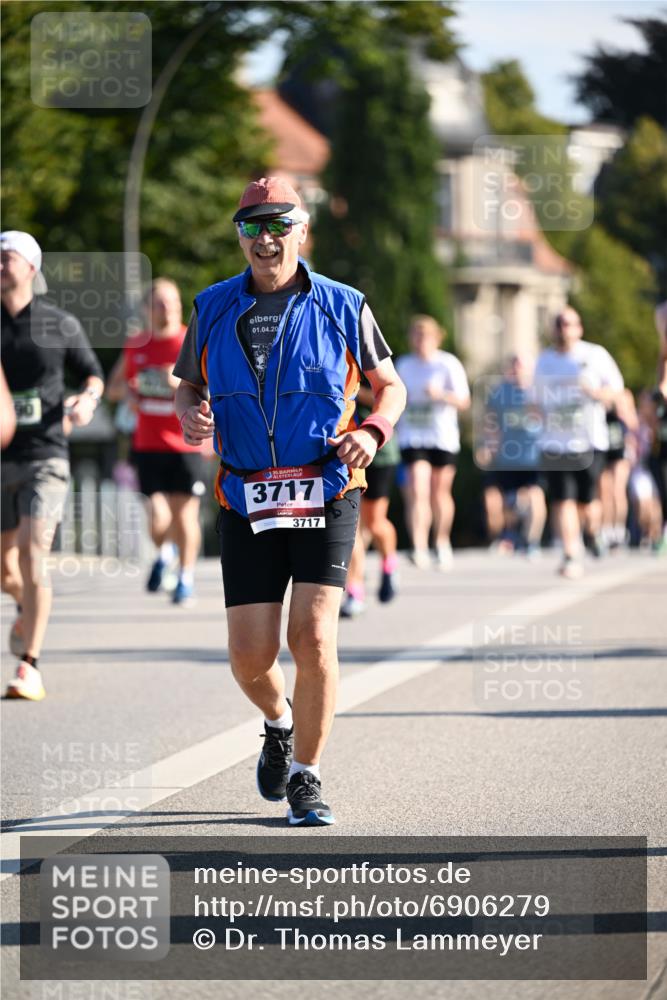 01.09.2024 - BARMER Alsterlauf Dr. Thomas Lammeyer http://msf.ph/oto/6906279 01.09.2024 09:41:52 Laufen 01, 04, 20, 3717, 3717 meine-sportfotos.de