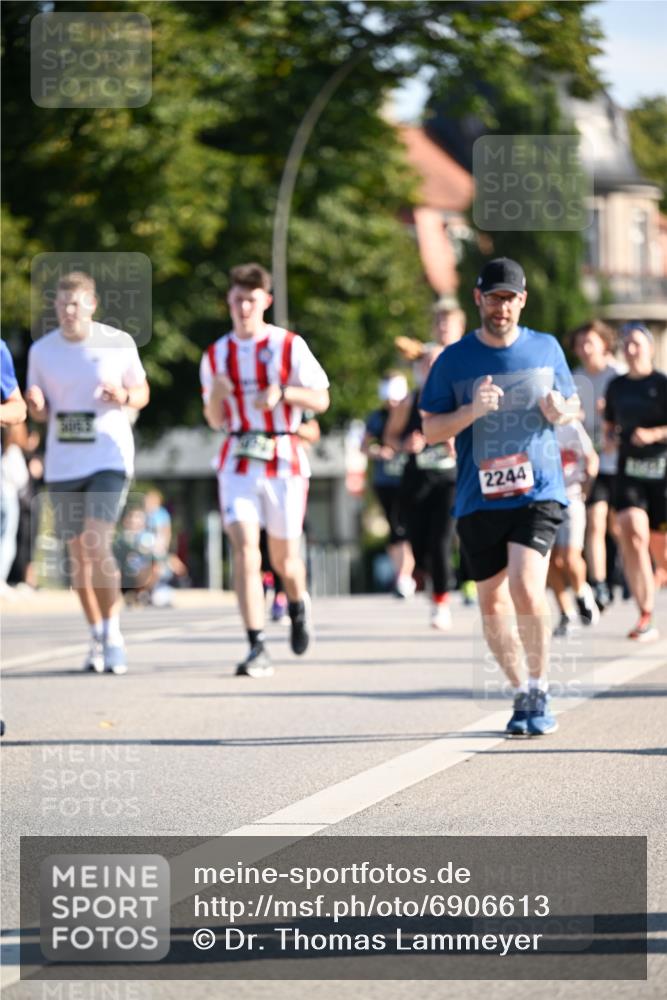 01.09.2024 - BARMER Alsterlauf Dr. Thomas Lammeyer http://msf.ph/oto/6906613 01.09.2024 09:42:06 Laufen 2244 meine-sportfotos.de