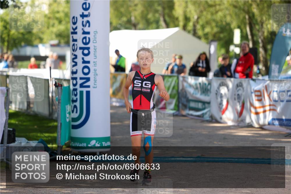 01.09.2024 - 17. Tribühne Triathlon Michael Strokosch http://msf.ph/oto/6906633 01.09.2024 11:12:22 Ziel 216 meine-sportfotos.de