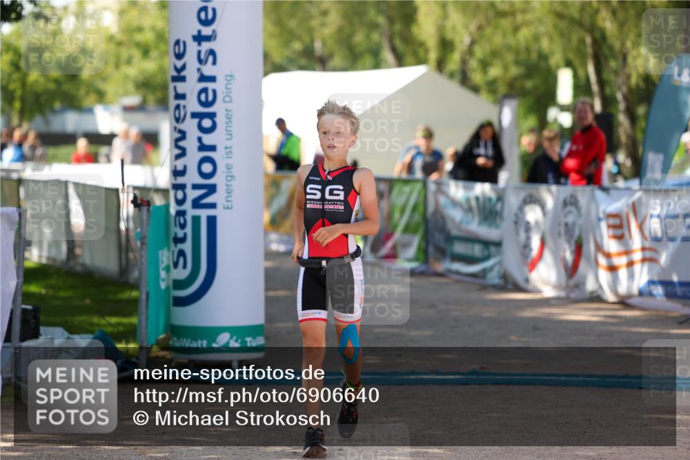 01.09.2024 - 17. Tribühne Triathlon Michael Strokosch http://msf.ph/oto/6906640 01.09.2024 11:12:22 Ziel 216 meine-sportfotos.de