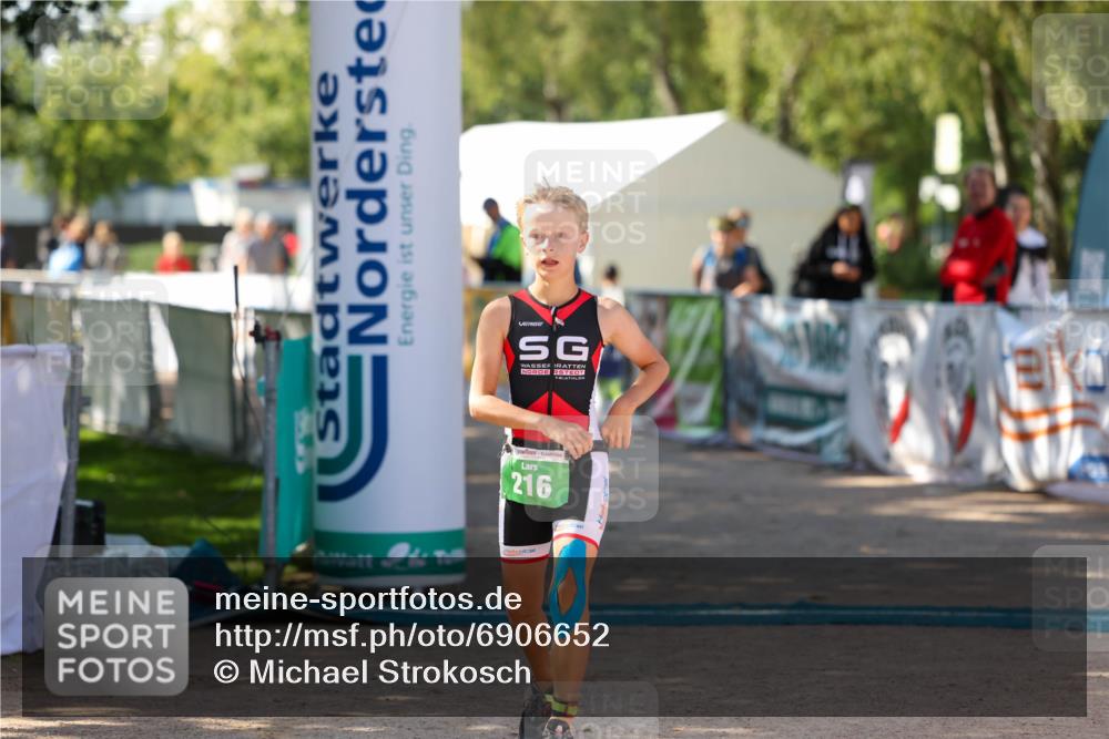 01.09.2024 - 17. Tribühne Triathlon Michael Strokosch http://msf.ph/oto/6906652 01.09.2024 11:12:23 Ziel 216 meine-sportfotos.de