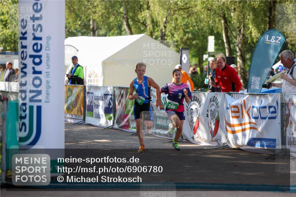 01.09.2024 - 17. Tribühne Triathlon Michael Strokosch http://msf.ph/oto/6906780 01.09.2024 11:13:12 Ziel 202, 240 meine-sportfotos.de