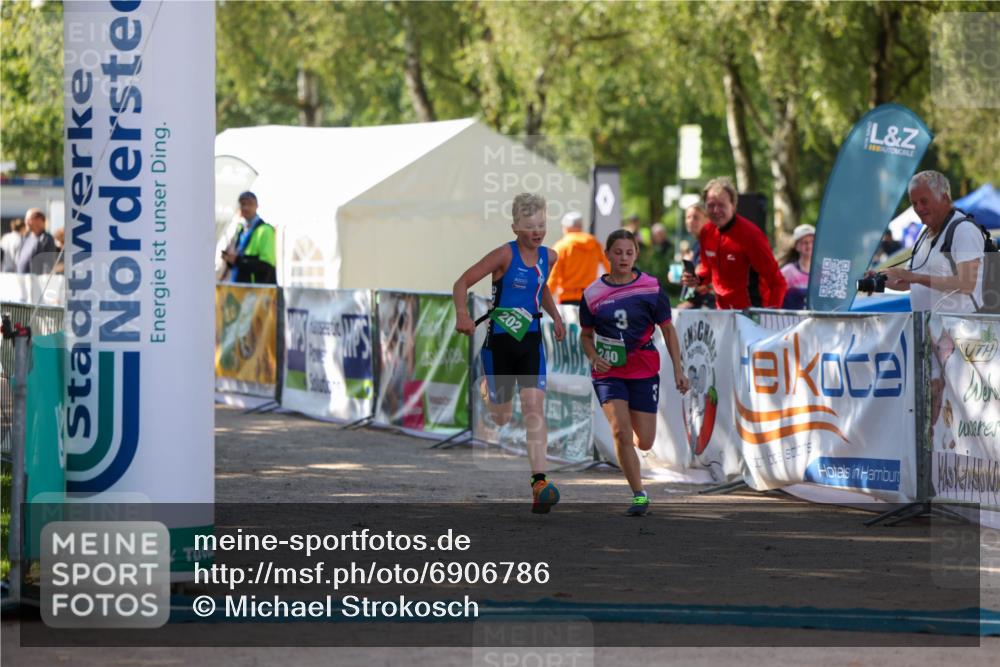 01.09.2024 - 17. Tribühne Triathlon Michael Strokosch http://msf.ph/oto/6906786 01.09.2024 11:13:12 Ziel 202, 240 meine-sportfotos.de