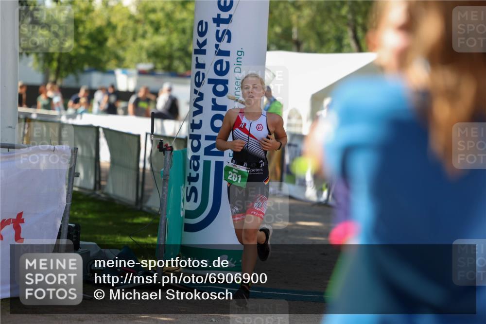 01.09.2024 - 17. Tribühne Triathlon Michael Strokosch http://msf.ph/oto/6906900 01.09.2024 11:13:21 Ziel 201 meine-sportfotos.de