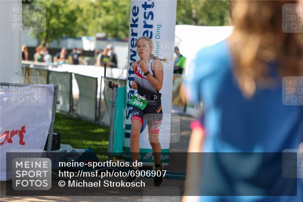 01.09.2024 - 17. Tribühne Triathlon Michael Strokosch http://msf.ph/oto/6906907 01.09.2024 11:13:21 Ziel 201 meine-sportfotos.de