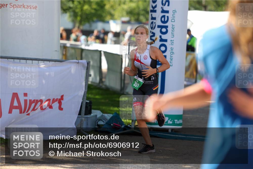 01.09.2024 - 17. Tribühne Triathlon Michael Strokosch http://msf.ph/oto/6906912 01.09.2024 11:13:21 Ziel 201 meine-sportfotos.de