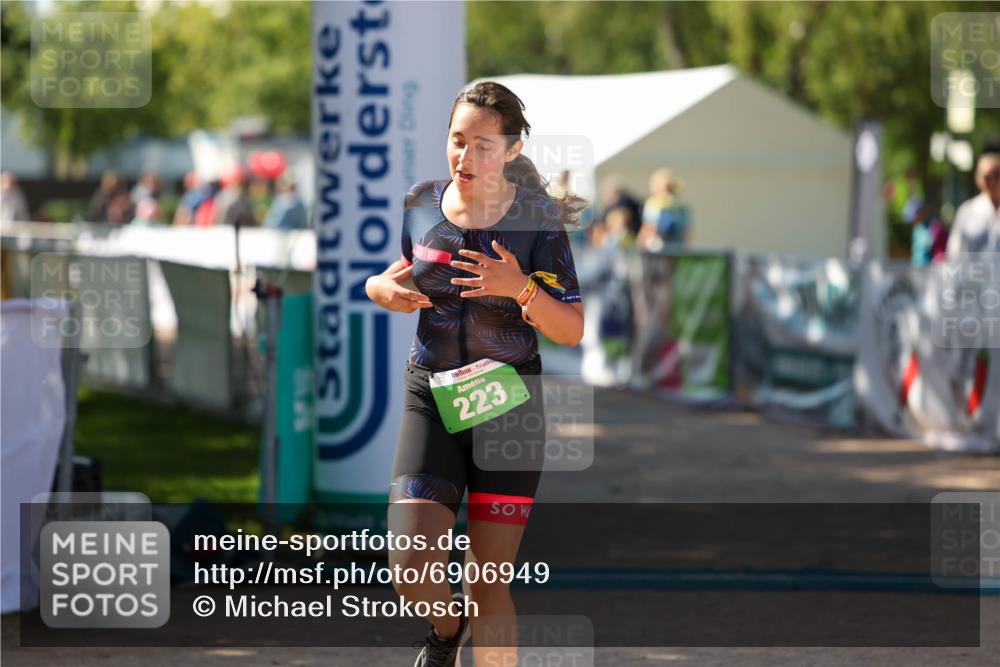 01.09.2024 - 17. Tribühne Triathlon Michael Strokosch http://msf.ph/oto/6906949 01.09.2024 11:15:26 Ziel 223 meine-sportfotos.de