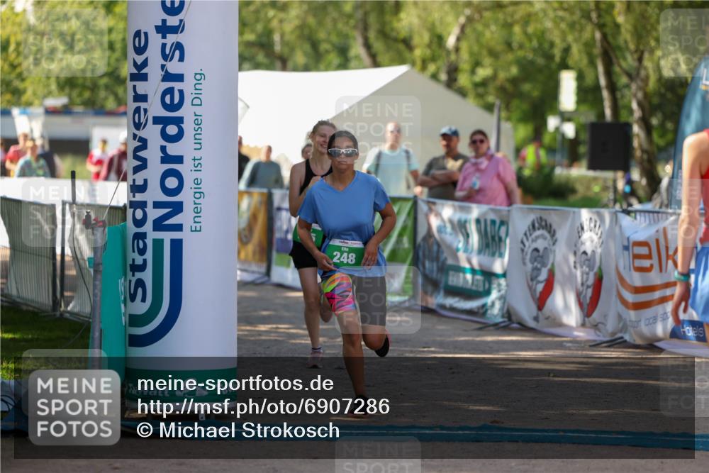 01.09.2024 - 17. Tribühne Triathlon Michael Strokosch http://msf.ph/oto/6907286 01.09.2024 11:22:08 Ziel 248, 295 meine-sportfotos.de