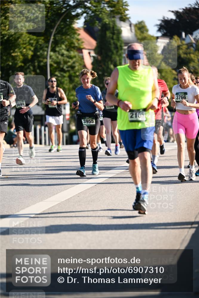 01.09.2024 - BARMER Alsterlauf Dr. Thomas Lammeyer http://msf.ph/oto/6907310 01.09.2024 09:42:37 Laufen 3699, 3955, 2165, 3766 meine-sportfotos.de