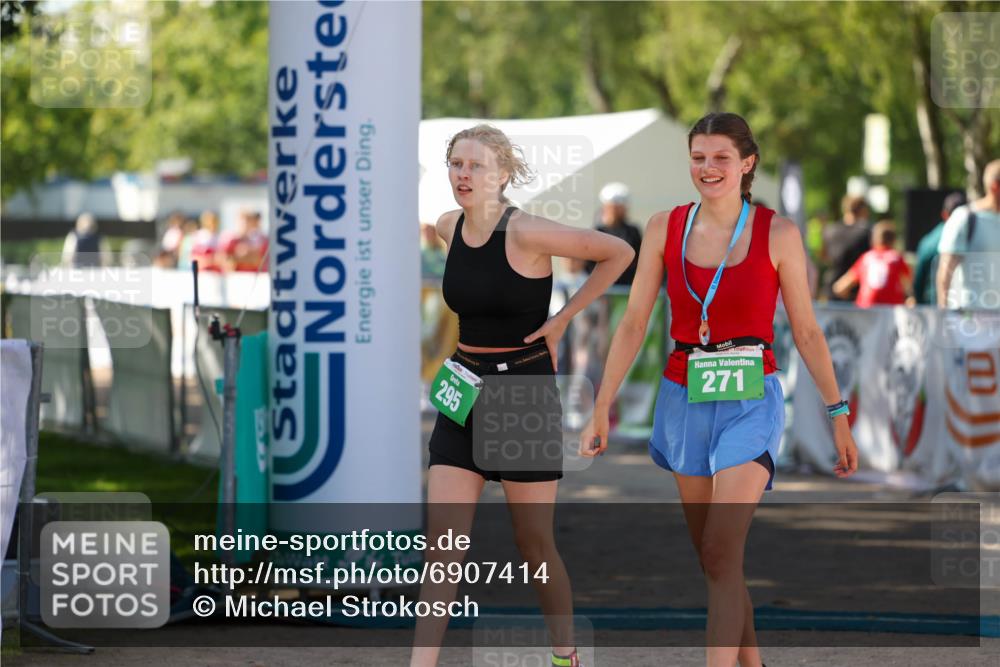 01.09.2024 - 17. Tribühne Triathlon Michael Strokosch http://msf.ph/oto/6907414 01.09.2024 11:22:14 Ziel 295 meine-sportfotos.de