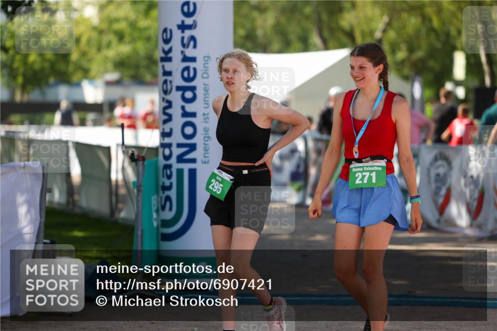01.09.2024 - 17. Tribühne Triathlon Michael Strokosch http://msf.ph/oto/6907421 01.09.2024 11:22:14 Ziel 295 meine-sportfotos.de