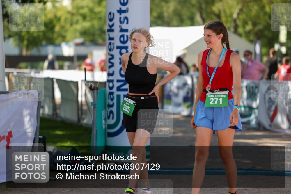 01.09.2024 - 17. Tribühne Triathlon Michael Strokosch http://msf.ph/oto/6907429 01.09.2024 11:22:14 Ziel 295 meine-sportfotos.de