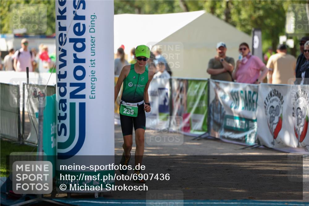 01.09.2024 - 17. Tribühne Triathlon Michael Strokosch http://msf.ph/oto/6907436 01.09.2024 11:23:36 Ziel 235 meine-sportfotos.de