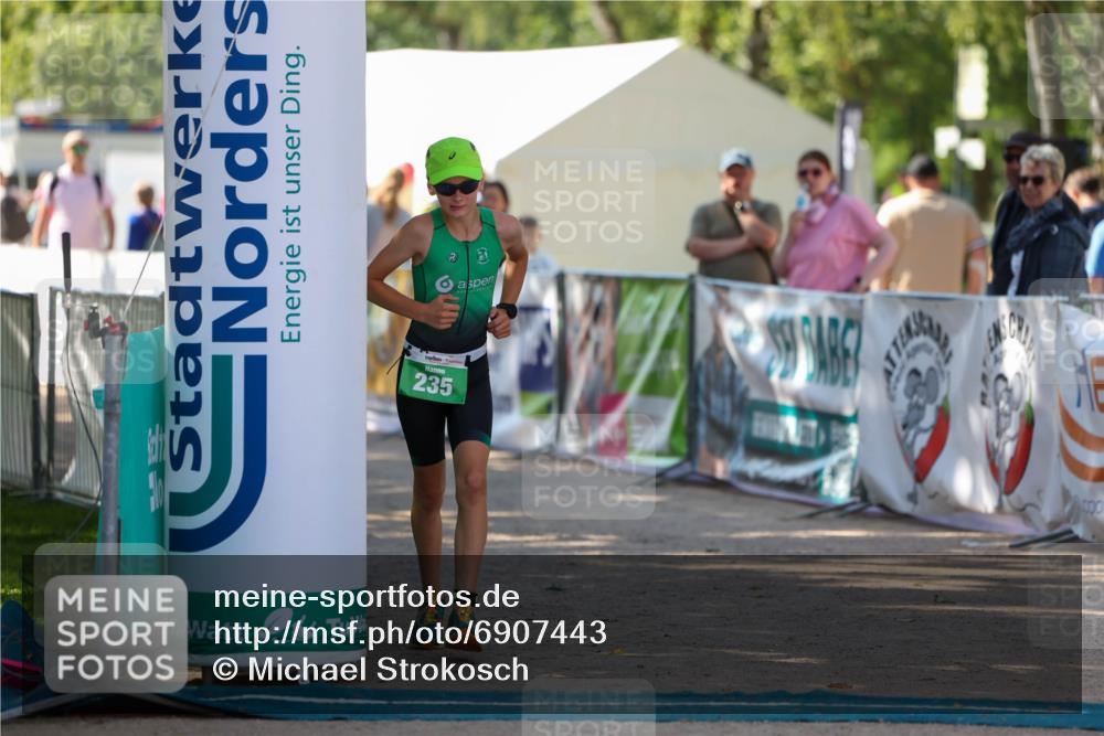 01.09.2024 - 17. Tribühne Triathlon Michael Strokosch http://msf.ph/oto/6907443 01.09.2024 11:23:36 Ziel 235 meine-sportfotos.de