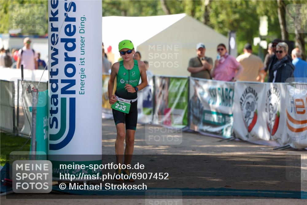01.09.2024 - 17. Tribühne Triathlon Michael Strokosch http://msf.ph/oto/6907452 01.09.2024 11:23:37 Ziel 235 meine-sportfotos.de