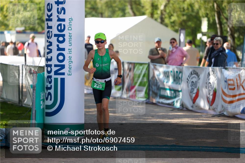 01.09.2024 - 17. Tribühne Triathlon Michael Strokosch http://msf.ph/oto/6907459 01.09.2024 11:23:37 Ziel 235 meine-sportfotos.de