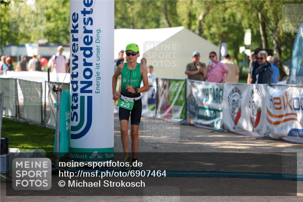 01.09.2024 - 17. Tribühne Triathlon Michael Strokosch http://msf.ph/oto/6907464 01.09.2024 11:23:37 Ziel 235 meine-sportfotos.de