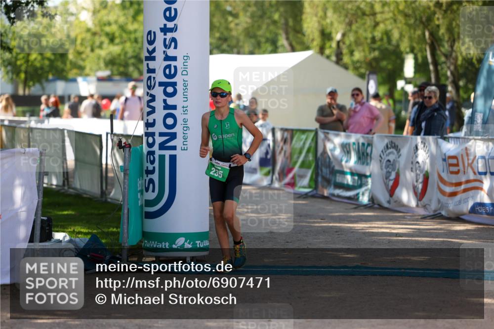 01.09.2024 - 17. Tribühne Triathlon Michael Strokosch http://msf.ph/oto/6907471 01.09.2024 11:23:38 Ziel 235 meine-sportfotos.de