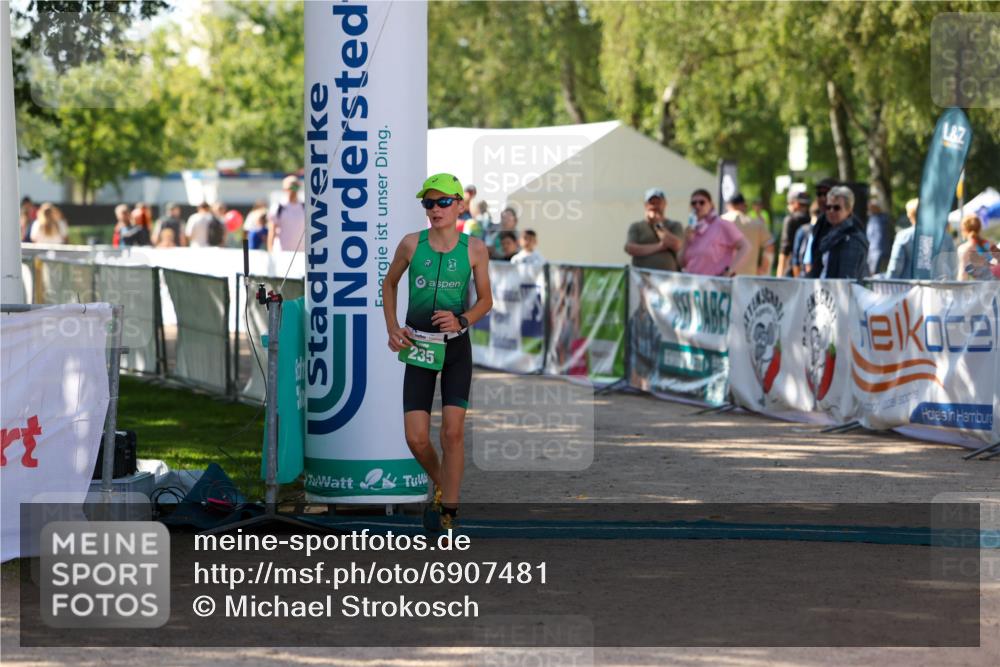 01.09.2024 - 17. Tribühne Triathlon Michael Strokosch http://msf.ph/oto/6907481 01.09.2024 11:23:38 Ziel 235 meine-sportfotos.de