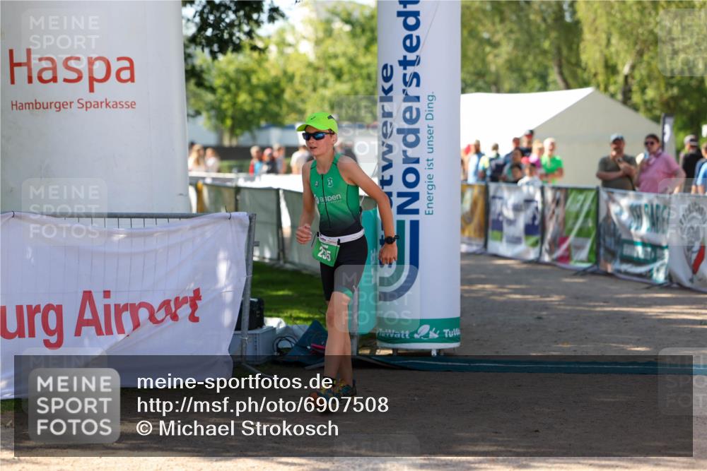 01.09.2024 - 17. Tribühne Triathlon Michael Strokosch http://msf.ph/oto/6907508 01.09.2024 11:23:40 Ziel 235 meine-sportfotos.de
