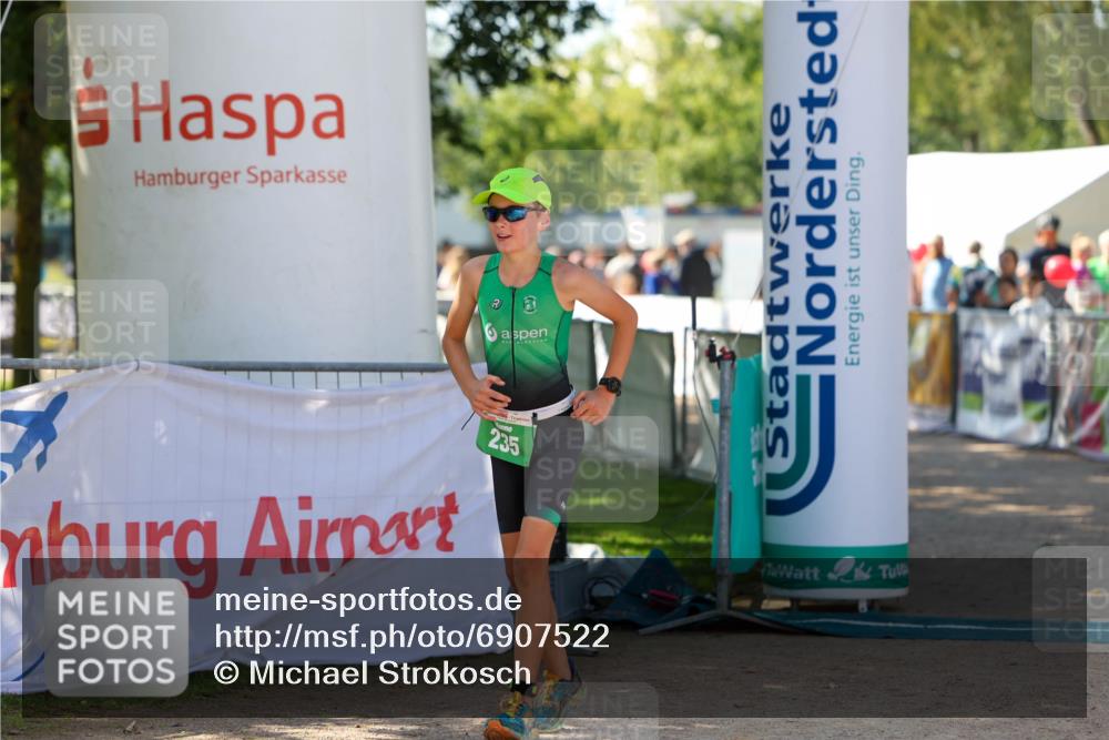 01.09.2024 - 17. Tribühne Triathlon Michael Strokosch http://msf.ph/oto/6907522 01.09.2024 11:23:40 Ziel 235 meine-sportfotos.de
