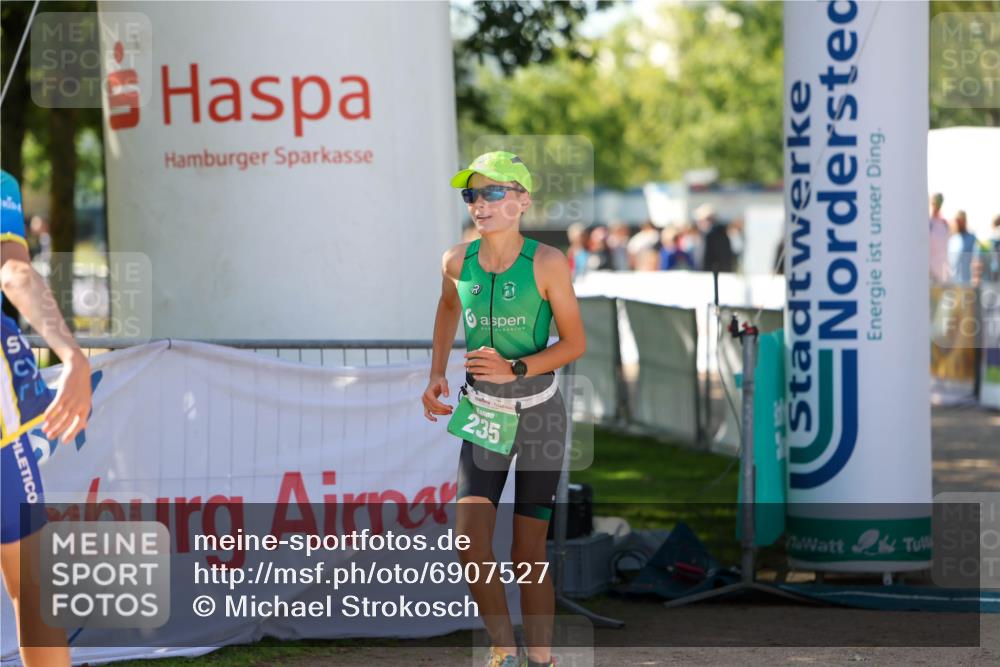 01.09.2024 - 17. Tribühne Triathlon Michael Strokosch http://msf.ph/oto/6907527 01.09.2024 11:23:41 Ziel 235 meine-sportfotos.de
