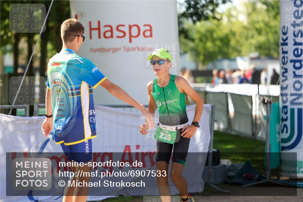 01.09.2024 - 17. Tribühne Triathlon Michael Strokosch http://msf.ph/oto/6907533 01.09.2024 11:23:41 Ziel 235 meine-sportfotos.de