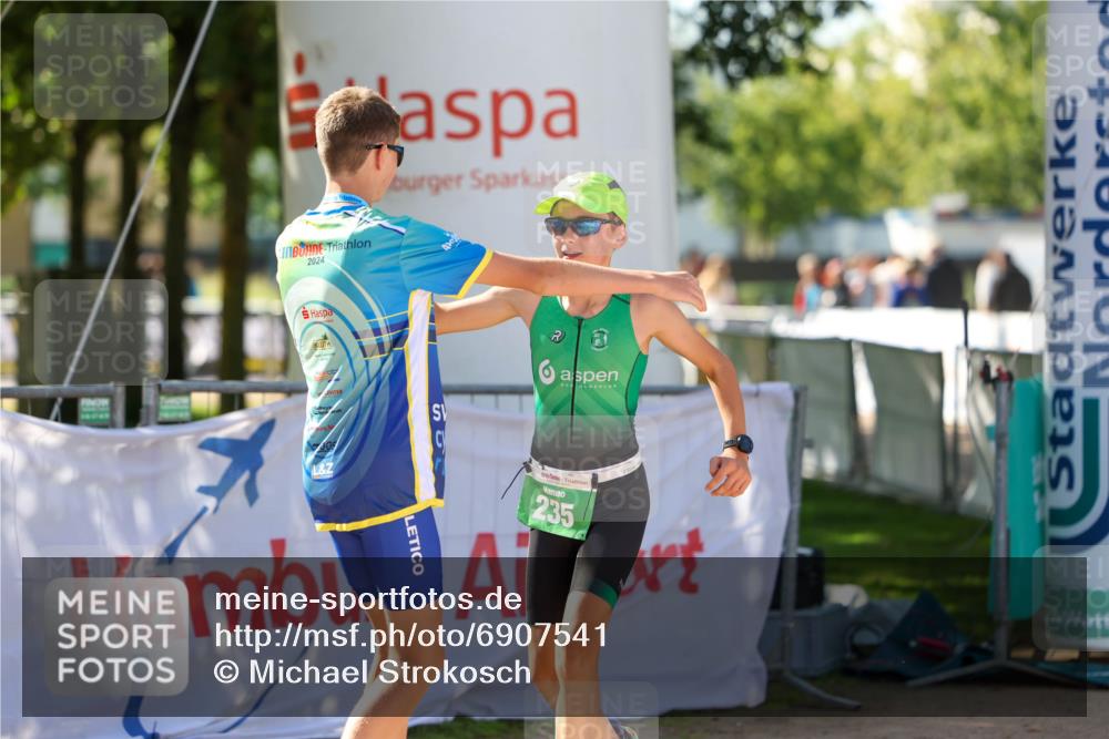 01.09.2024 - 17. Tribühne Triathlon Michael Strokosch http://msf.ph/oto/6907541 01.09.2024 11:23:41 Ziel 235 meine-sportfotos.de