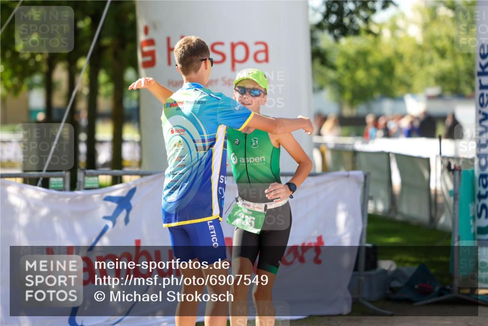 01.09.2024 - 17. Tribühne Triathlon Michael Strokosch http://msf.ph/oto/6907549 01.09.2024 11:23:41 Ziel 235 meine-sportfotos.de