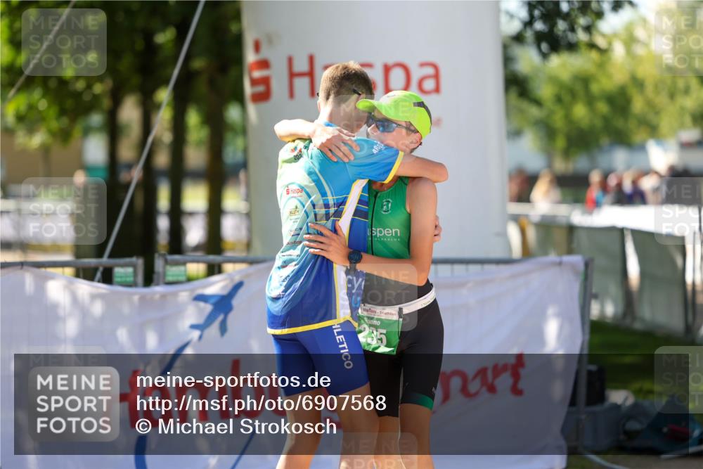 01.09.2024 - 17. Tribühne Triathlon Michael Strokosch http://msf.ph/oto/6907568 01.09.2024 11:23:42 Ziel  meine-sportfotos.de
