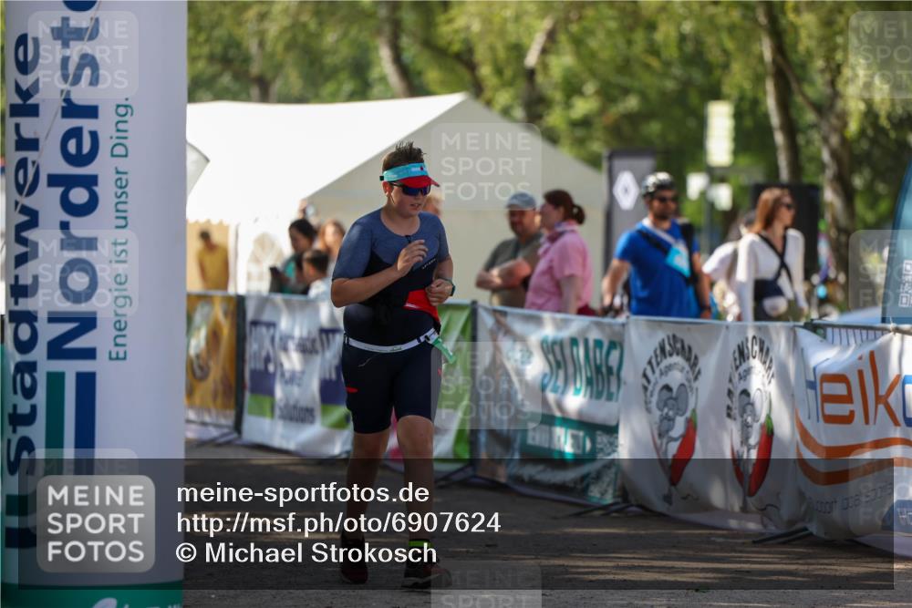 01.09.2024 - 17. Tribühne Triathlon Michael Strokosch http://msf.ph/oto/6907624 01.09.2024 11:25:13 Ziel 238 meine-sportfotos.de