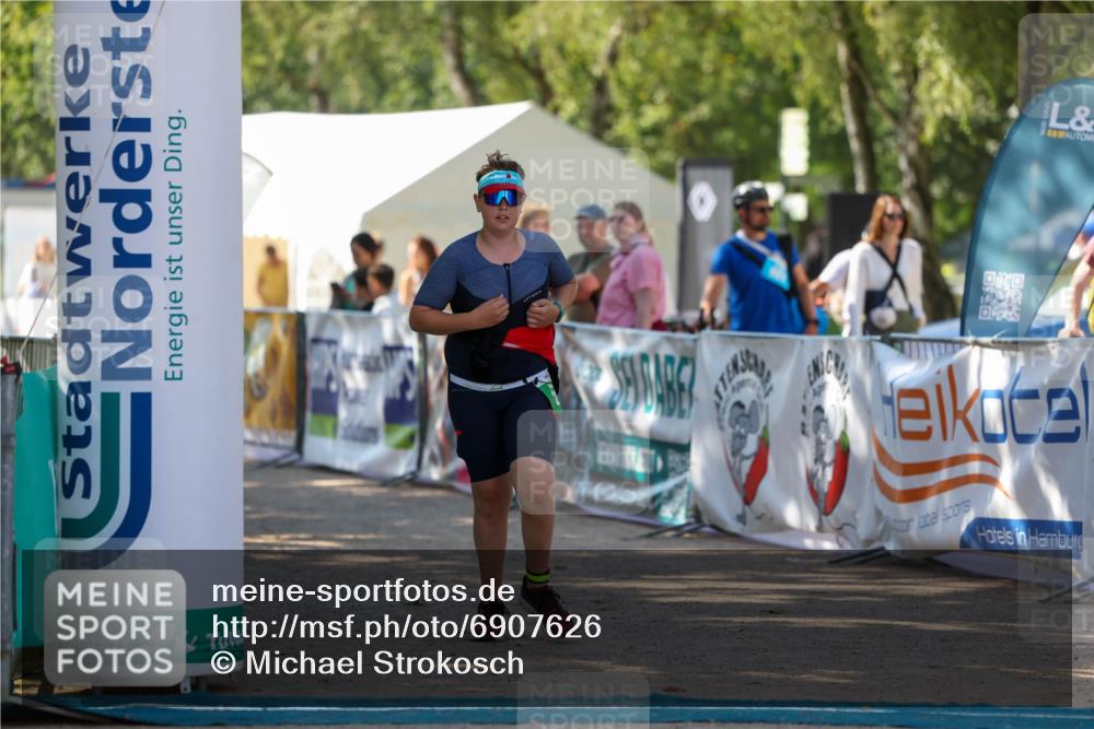 01.09.2024 - 17. Tribühne Triathlon Michael Strokosch http://msf.ph/oto/6907626 01.09.2024 11:25:13 Ziel 238 meine-sportfotos.de