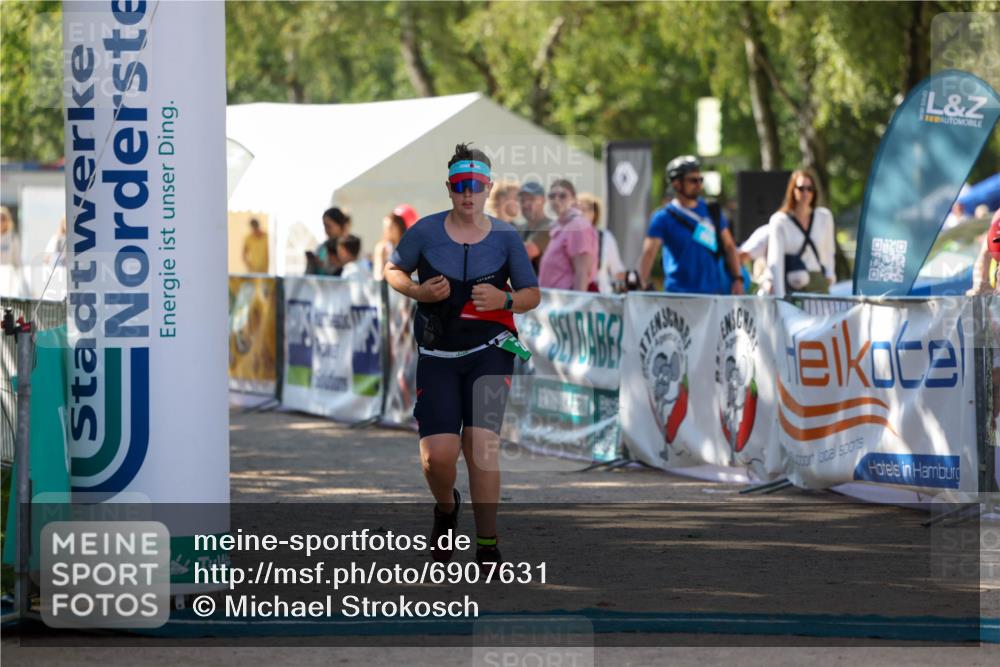 01.09.2024 - 17. Tribühne Triathlon Michael Strokosch http://msf.ph/oto/6907631 01.09.2024 11:25:13 Ziel 238 meine-sportfotos.de