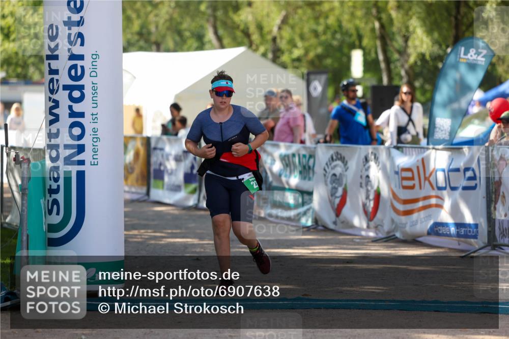 01.09.2024 - 17. Tribühne Triathlon Michael Strokosch http://msf.ph/oto/6907638 01.09.2024 11:25:14 Ziel 238 meine-sportfotos.de