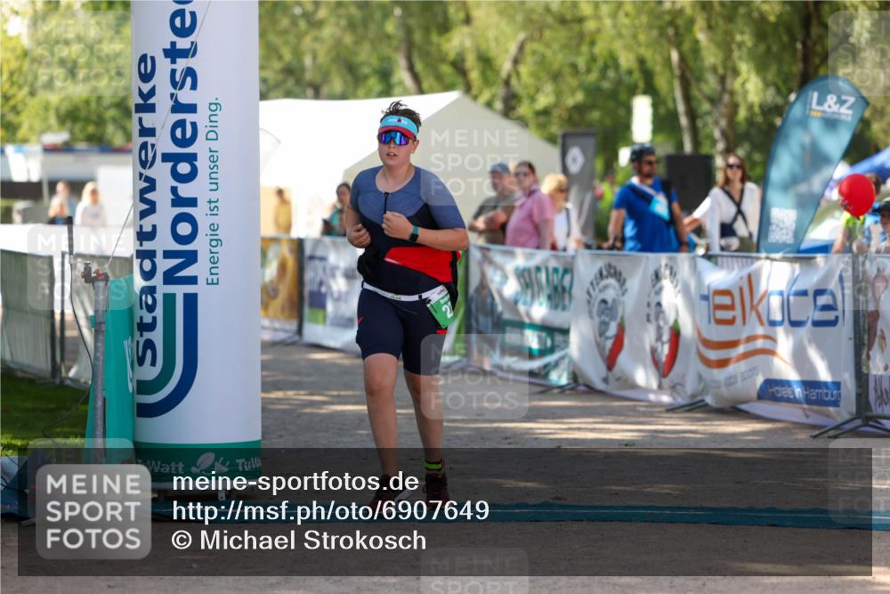 01.09.2024 - 17. Tribühne Triathlon Michael Strokosch http://msf.ph/oto/6907649 01.09.2024 11:25:14 Ziel 238 meine-sportfotos.de