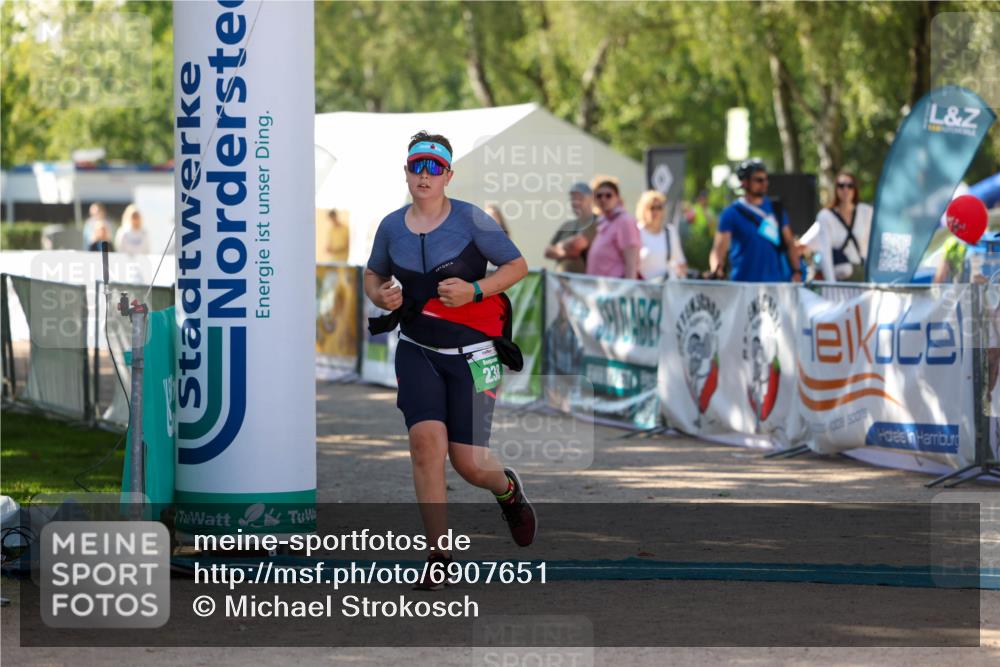 01.09.2024 - 17. Tribühne Triathlon Michael Strokosch http://msf.ph/oto/6907651 01.09.2024 11:25:15 Ziel 238 meine-sportfotos.de