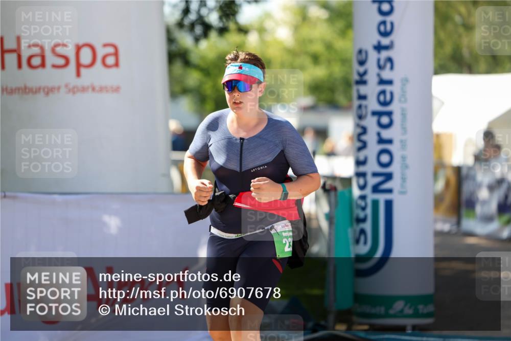01.09.2024 - 17. Tribühne Triathlon Michael Strokosch http://msf.ph/oto/6907678 01.09.2024 11:25:16 Ziel 238 meine-sportfotos.de