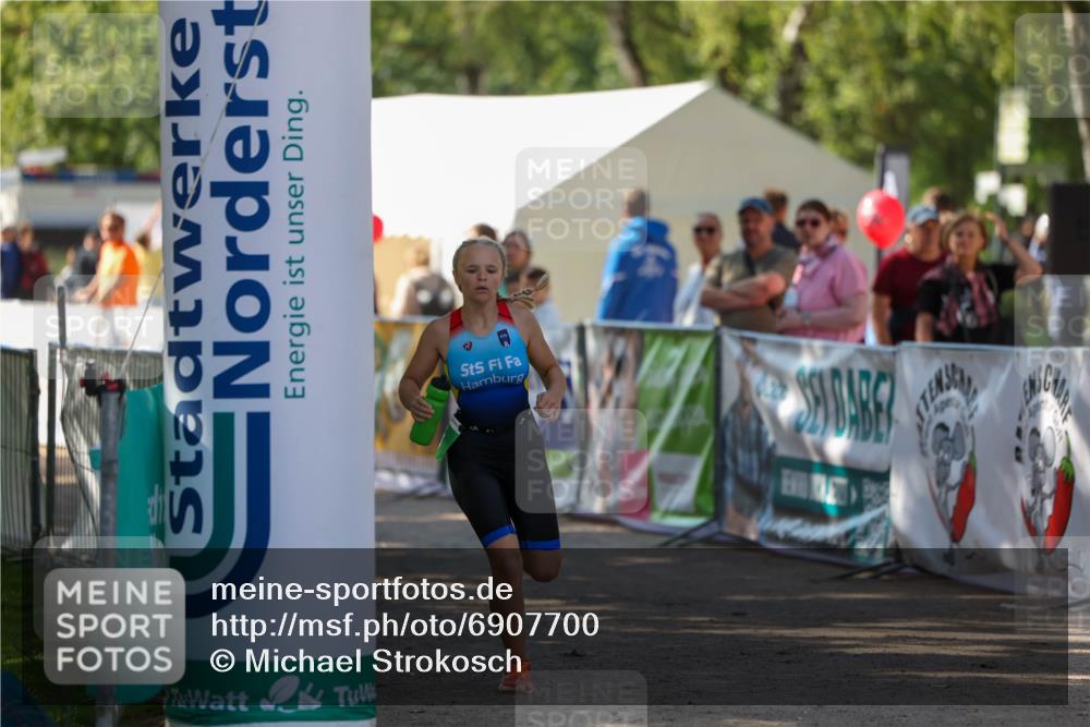01.09.2024 - 17. Tribühne Triathlon Michael Strokosch http://msf.ph/oto/6907700 01.09.2024 11:25:50 Ziel 184 meine-sportfotos.de