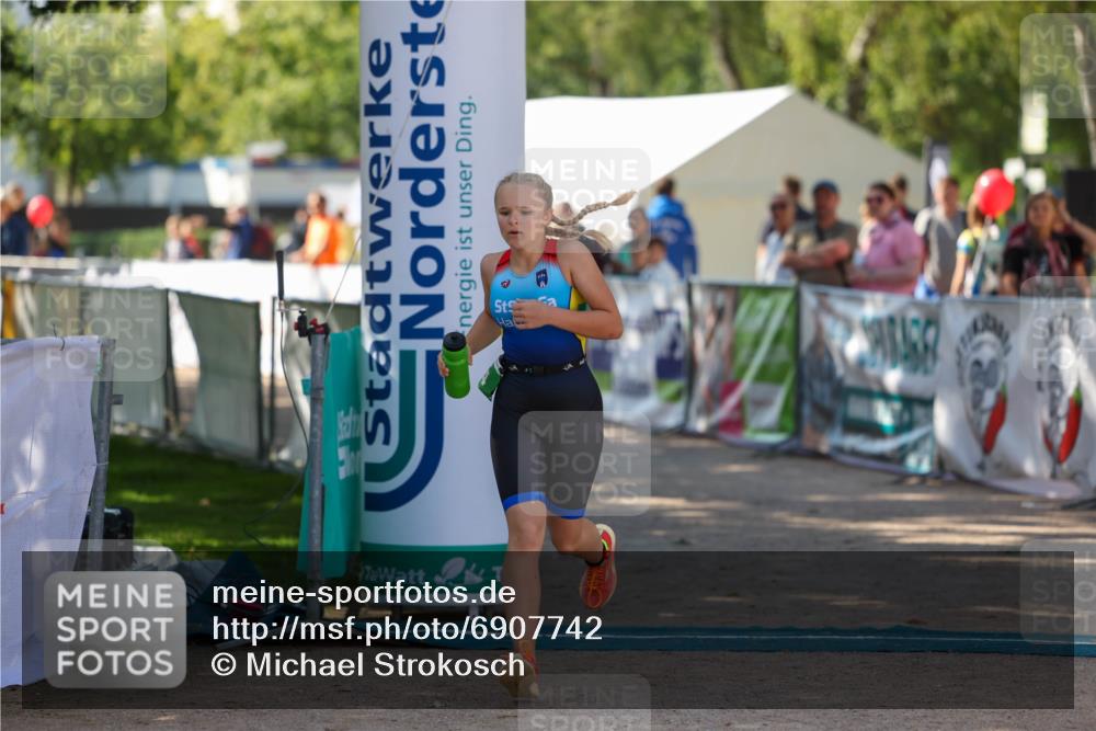 01.09.2024 - 17. Tribühne Triathlon Michael Strokosch http://msf.ph/oto/6907742 01.09.2024 11:25:51 Ziel 184 meine-sportfotos.de