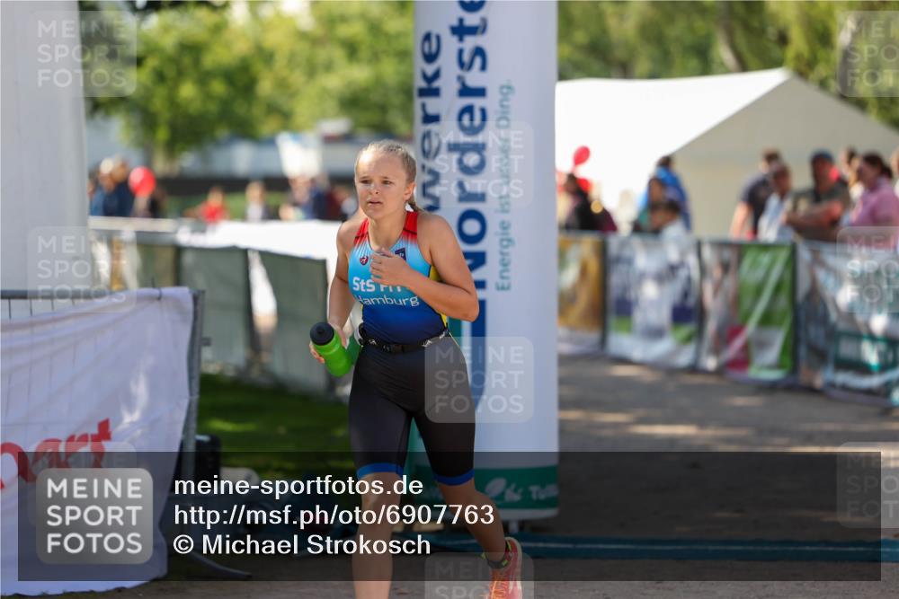 01.09.2024 - 17. Tribühne Triathlon Michael Strokosch http://msf.ph/oto/6907763 01.09.2024 11:25:52 Ziel 184 meine-sportfotos.de