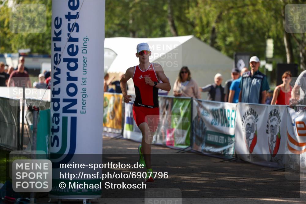 01.09.2024 - 17. Tribühne Triathlon Michael Strokosch http://msf.ph/oto/6907796 01.09.2024 11:42:49 Ziel 361 meine-sportfotos.de