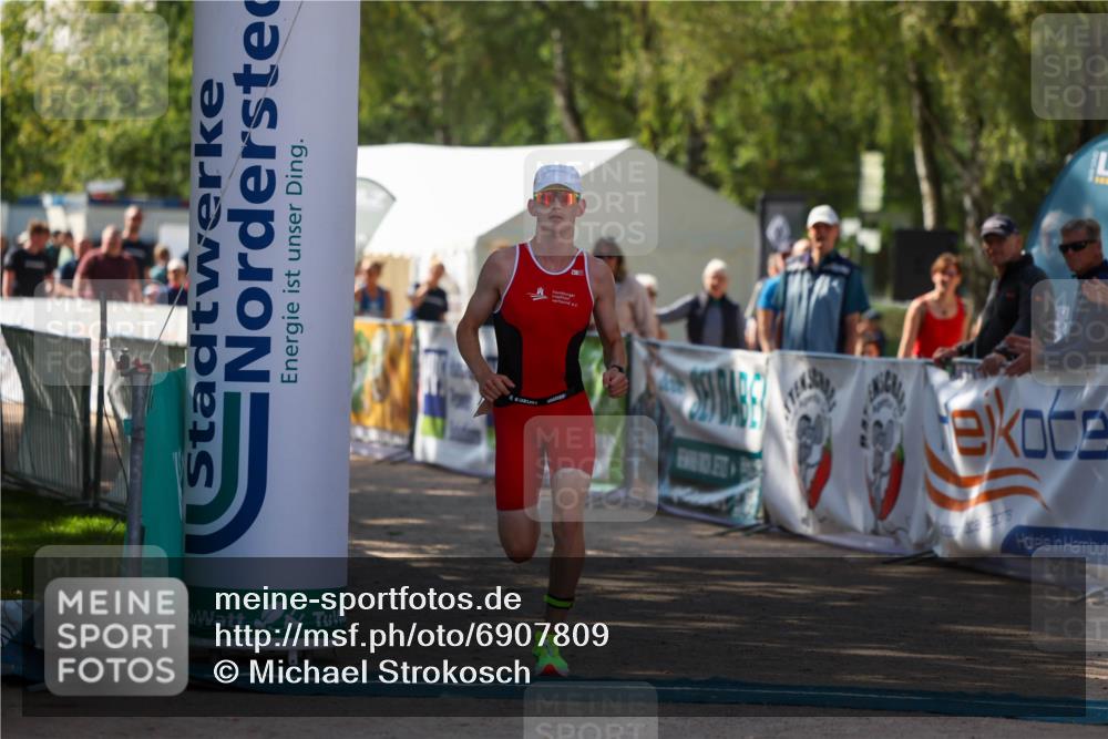 01.09.2024 - 17. Tribühne Triathlon Michael Strokosch http://msf.ph/oto/6907809 01.09.2024 11:42:50 Ziel 361 meine-sportfotos.de