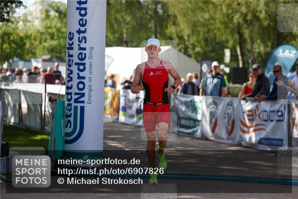 01.09.2024 - 17. Tribühne Triathlon Michael Strokosch http://msf.ph/oto/6907826 01.09.2024 11:42:50 Ziel 361 meine-sportfotos.de
